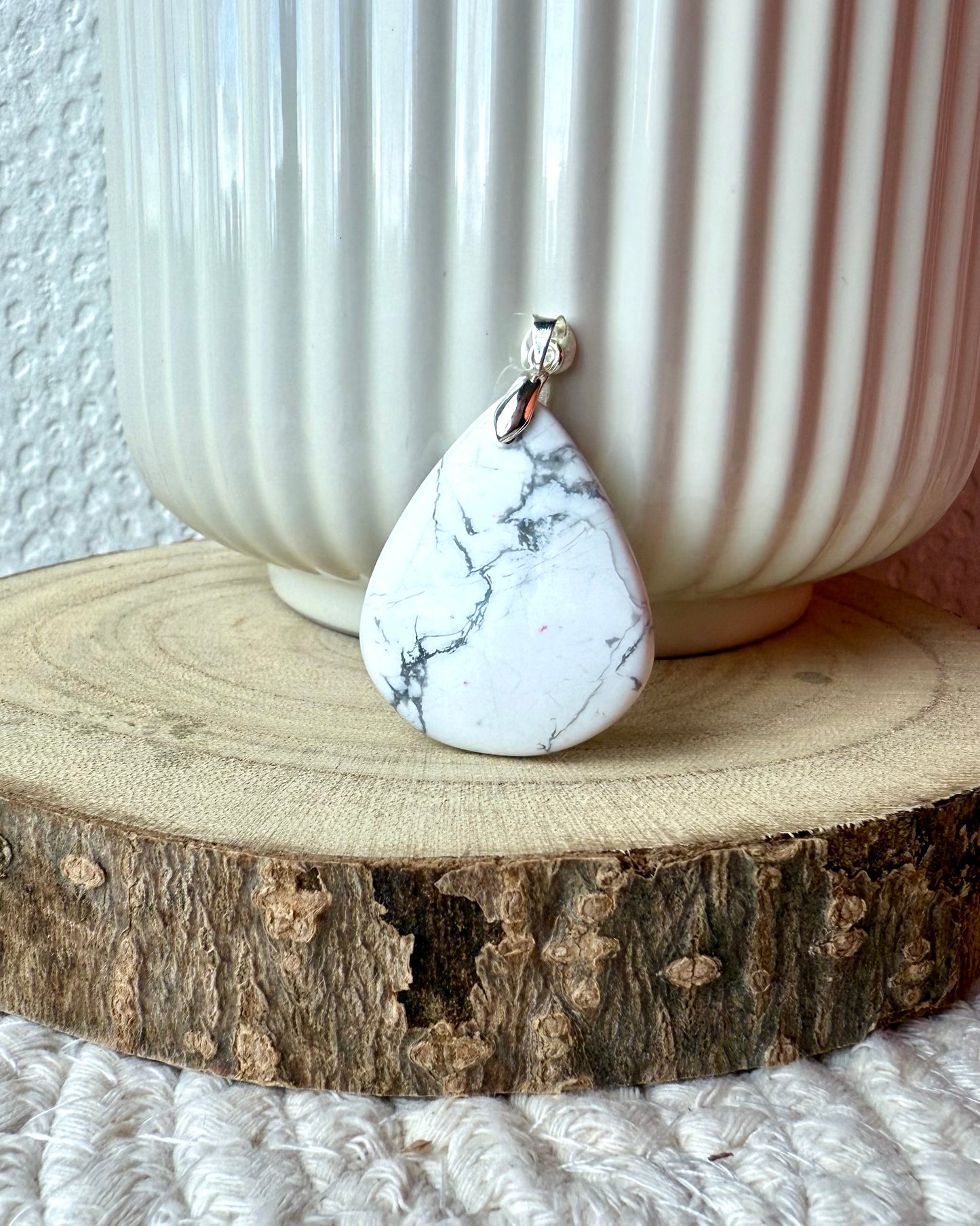 HOWLITE