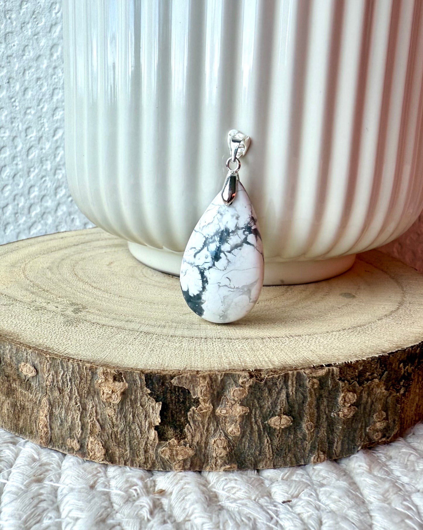 HOWLITE